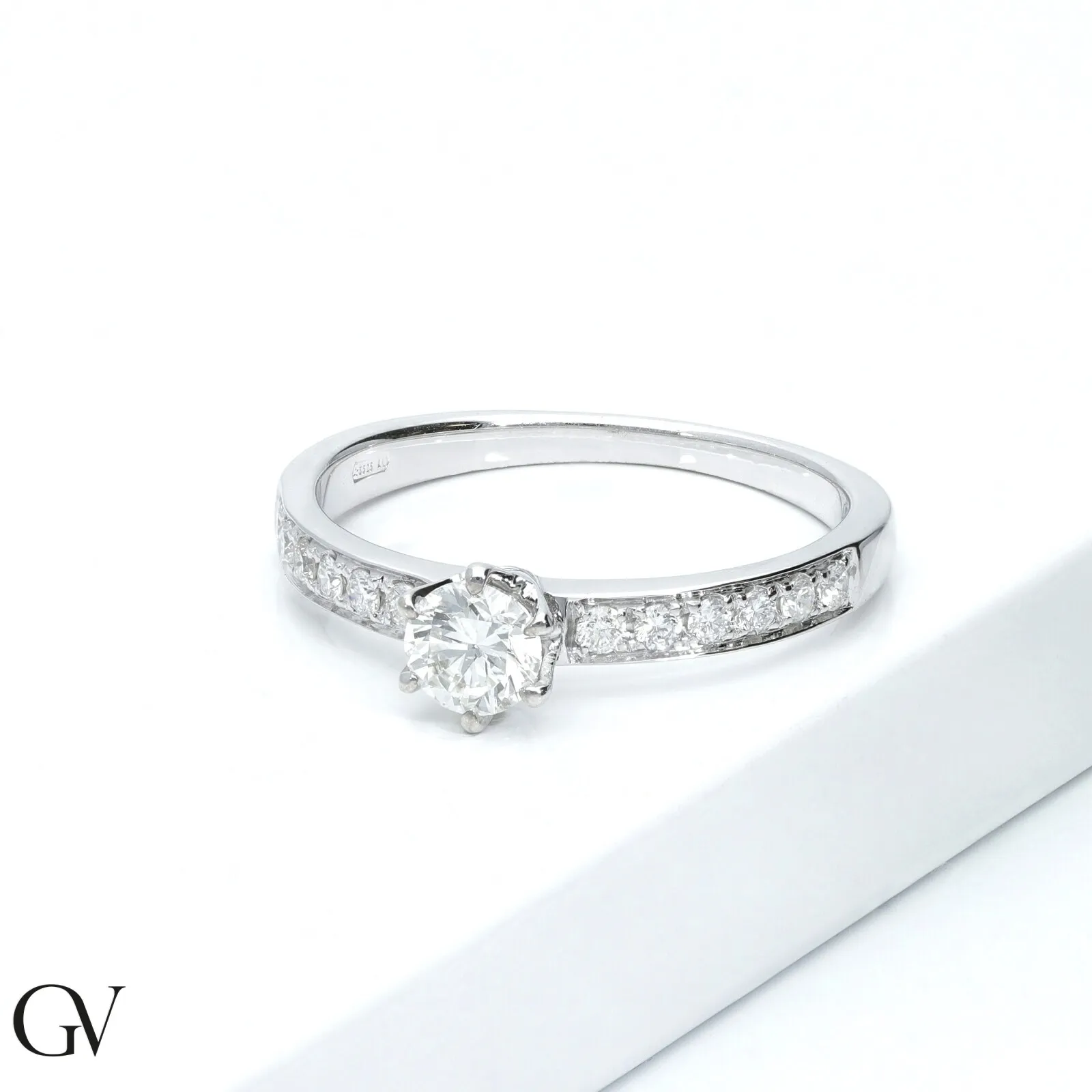 Anello in oro bianco 18k tipo solitario con diamanti, centrale 0.50 ct
