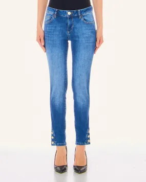 Jeans skinny blu mirato in cotone stretch con bottoni gioiello sugli spacchi laterali al fondo