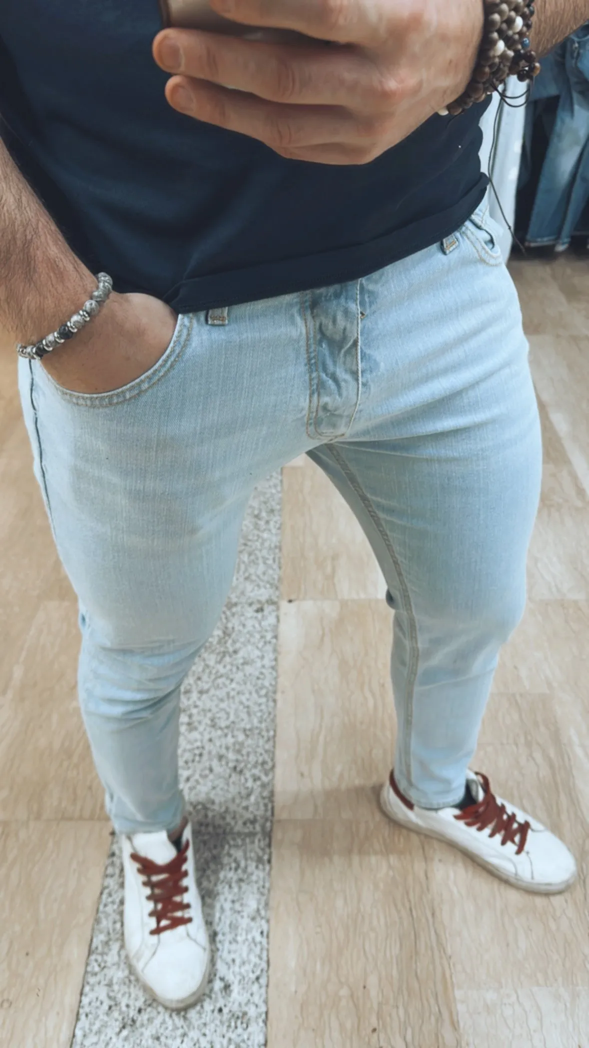 Jeans V2 Uomo chiaro senza rotture con chiusura bottone e zip su base Blu Denim