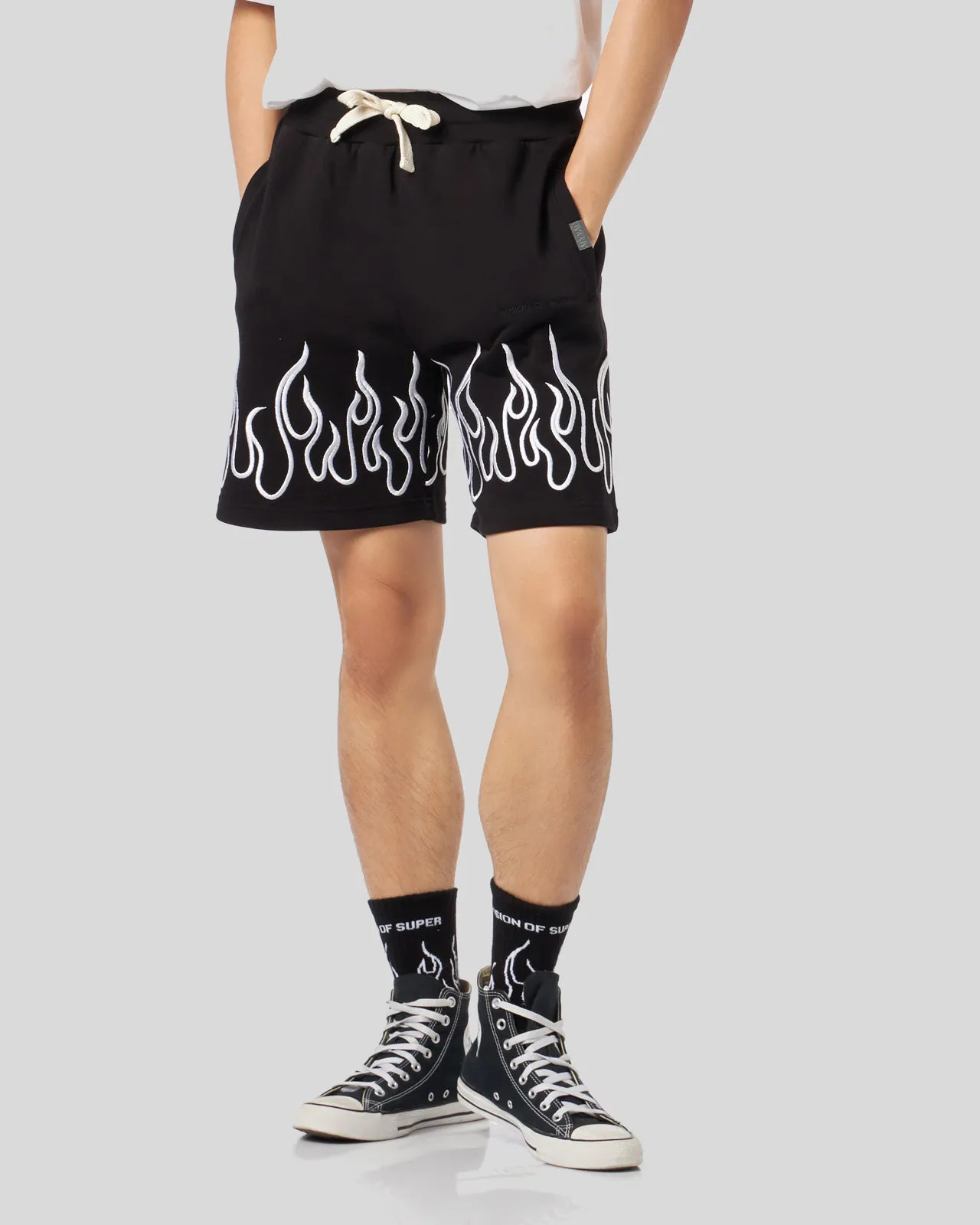 PANTALONCINO NERO CON FIAMME BIANCHE RICAMATE