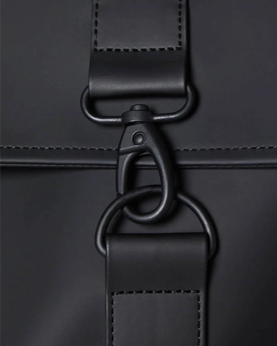 Zaino Msn Bag nero in tessuto tecnico impermeabile effetto gommato con doppia chiusura a cartella con moschettoni